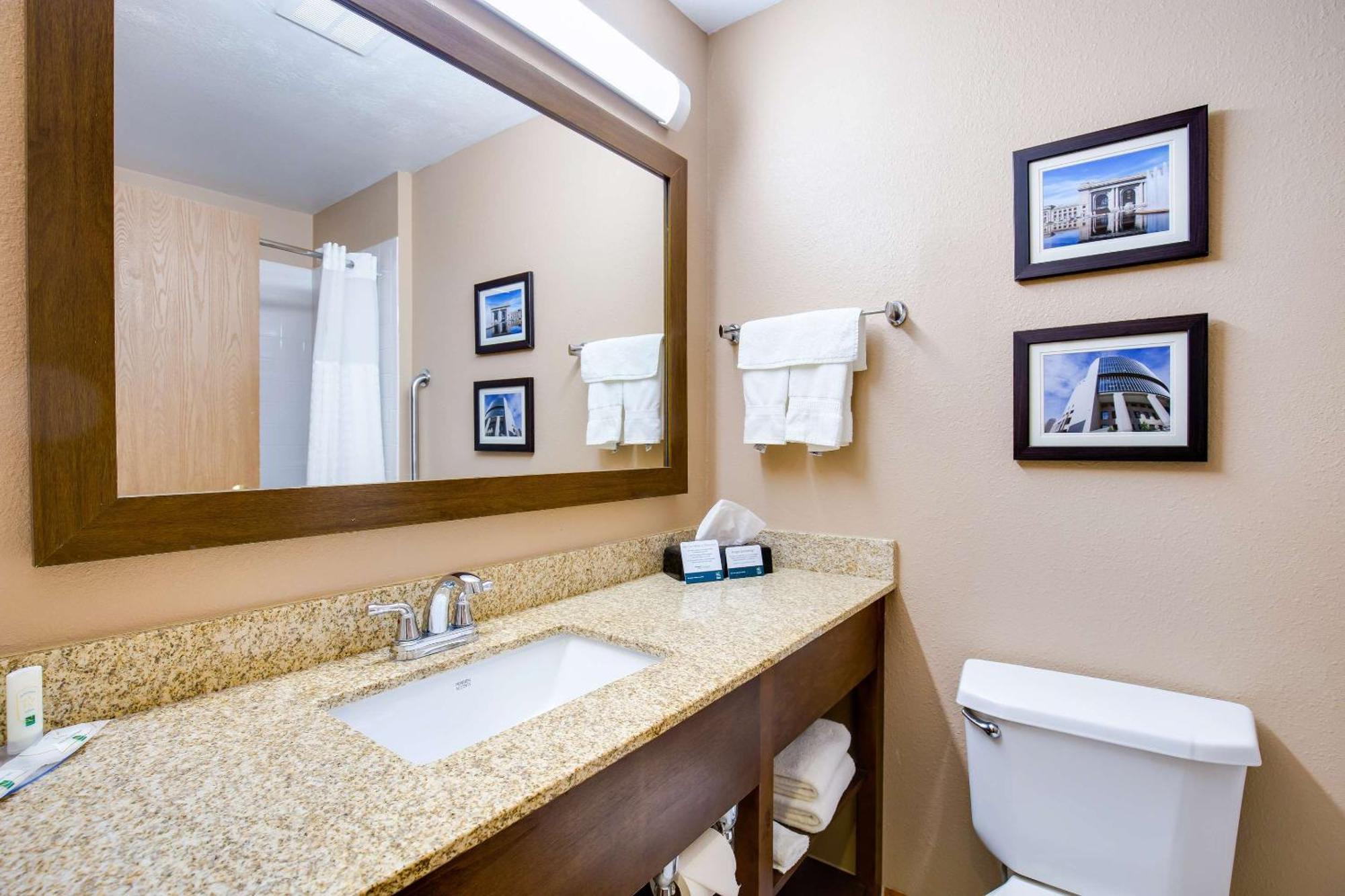 Quality Inn I-70 Near Kansas Speedway Kansas City Exterior photo